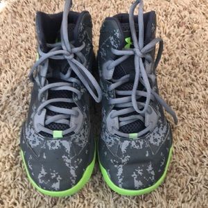 Under Armour boys basketball shoes 4.5y gray camo